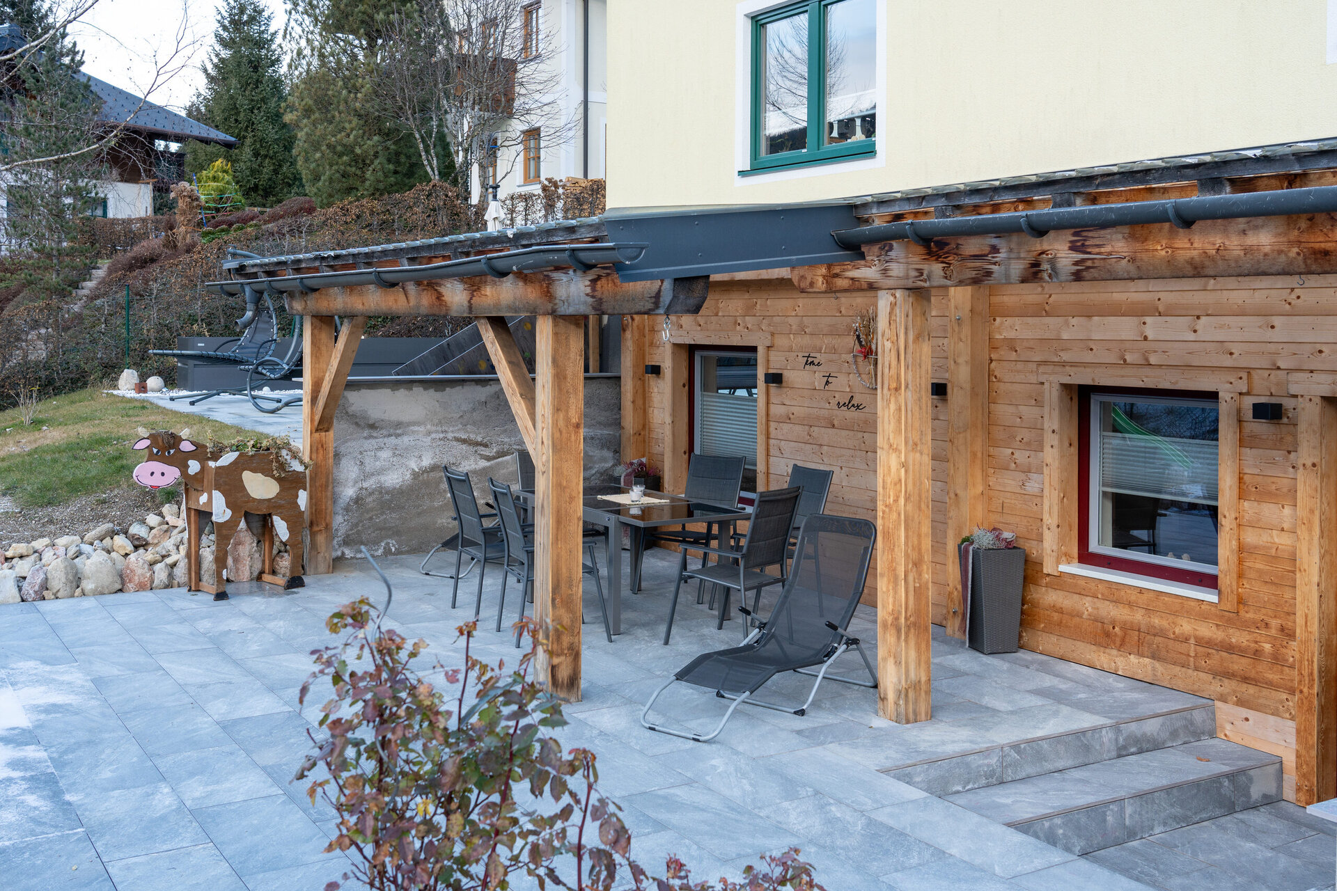 Überdachte Pergola-Terrasse mit Sitzgruppe am Haus Rathgeb