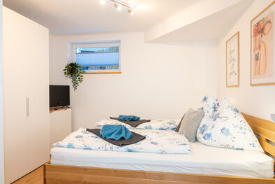 Zweites Schlafzimmer mit Doppelbett und TV