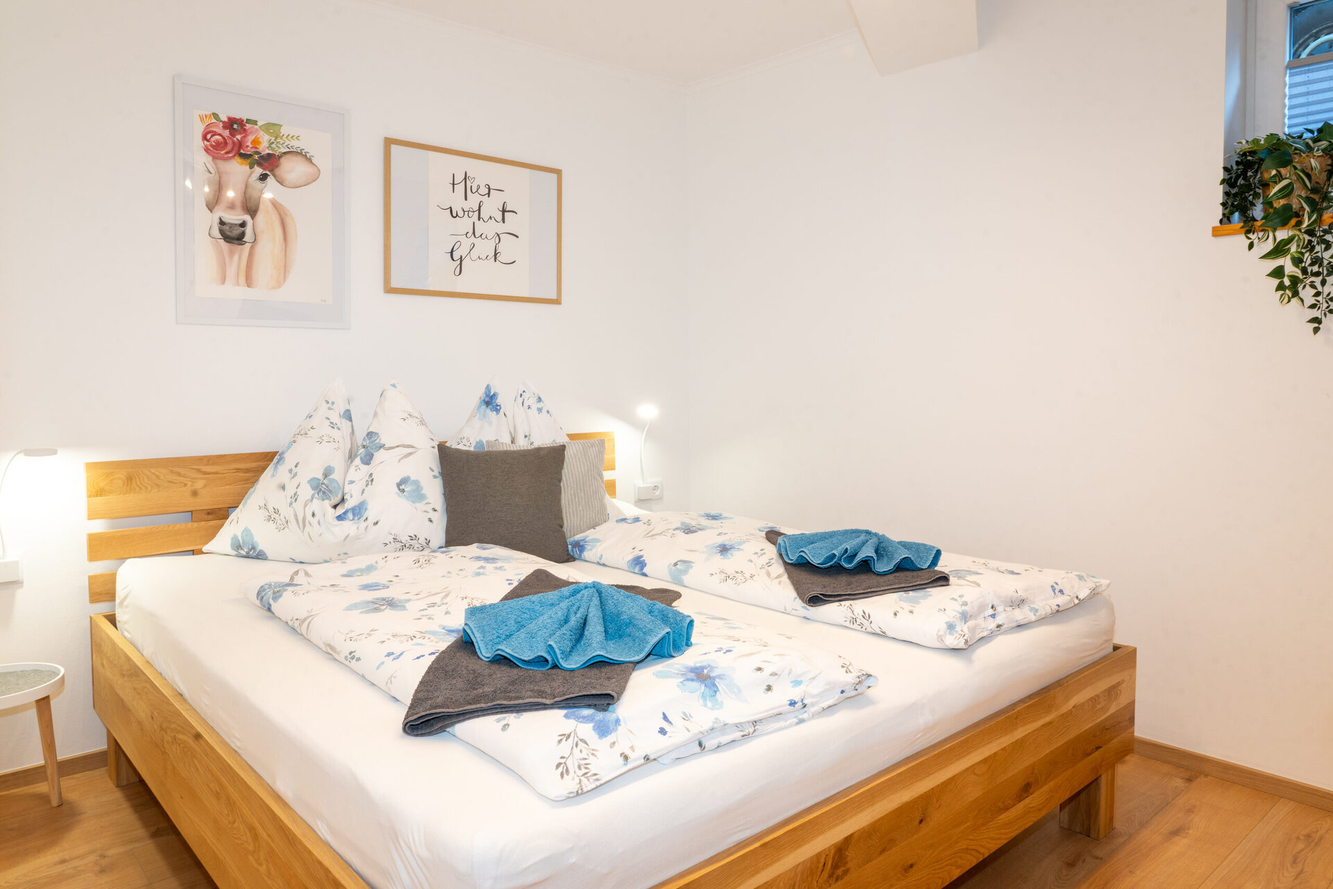 Drittes Schlafzimmer mit Massivholzbett