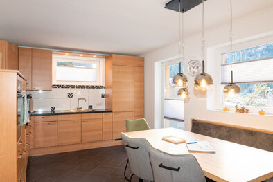 Helle Wohnküche mit Essbereich in der Ferienwohnung im Haus Rathgeb