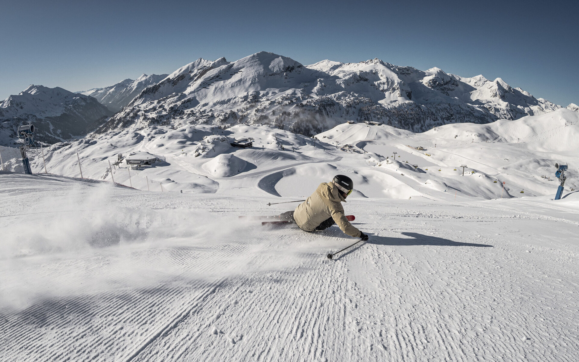 Skifahrer auf der Piste in Obertauern