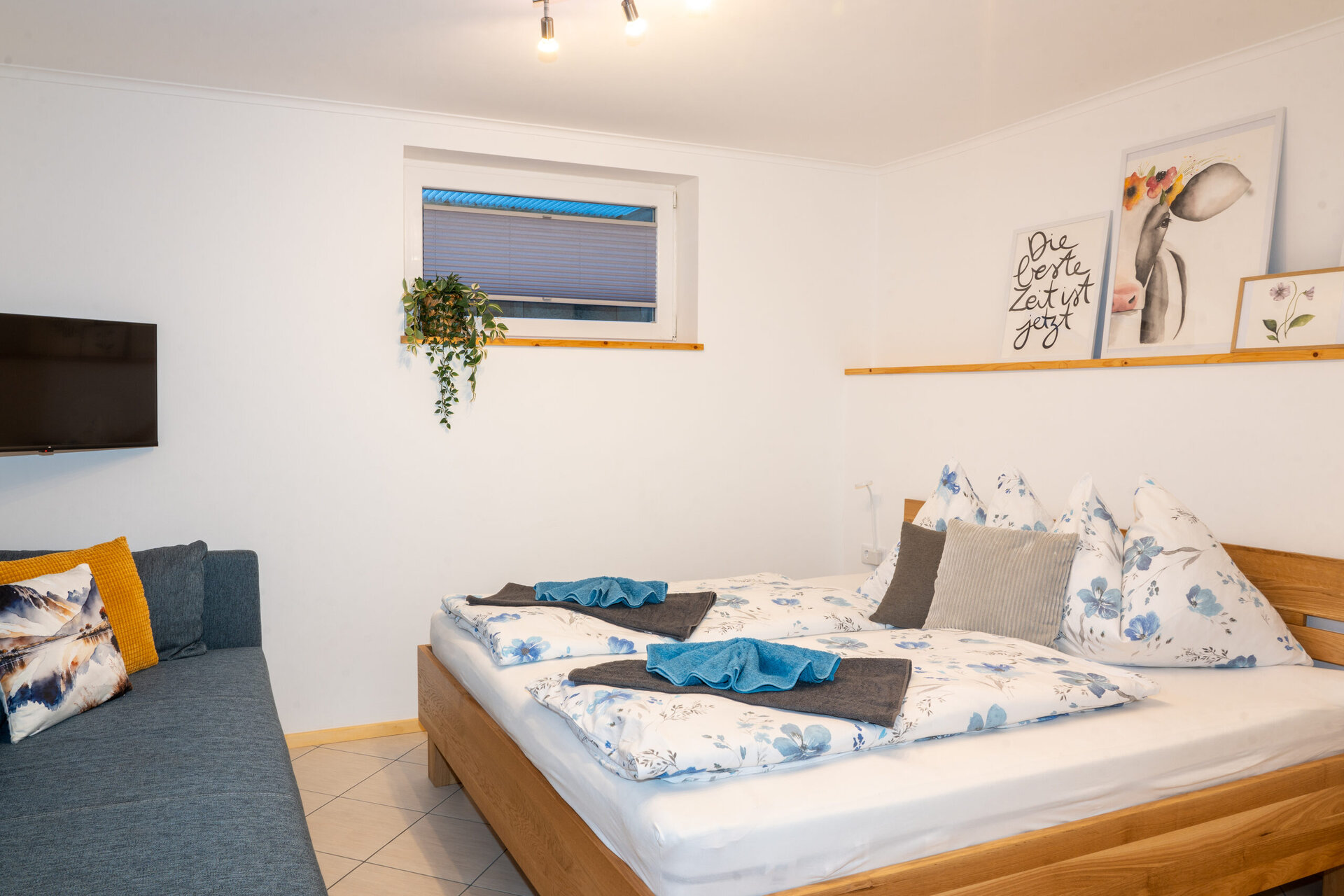 Schlafzimmer mit Doppelbett, Schlafcouch und Flat-TV