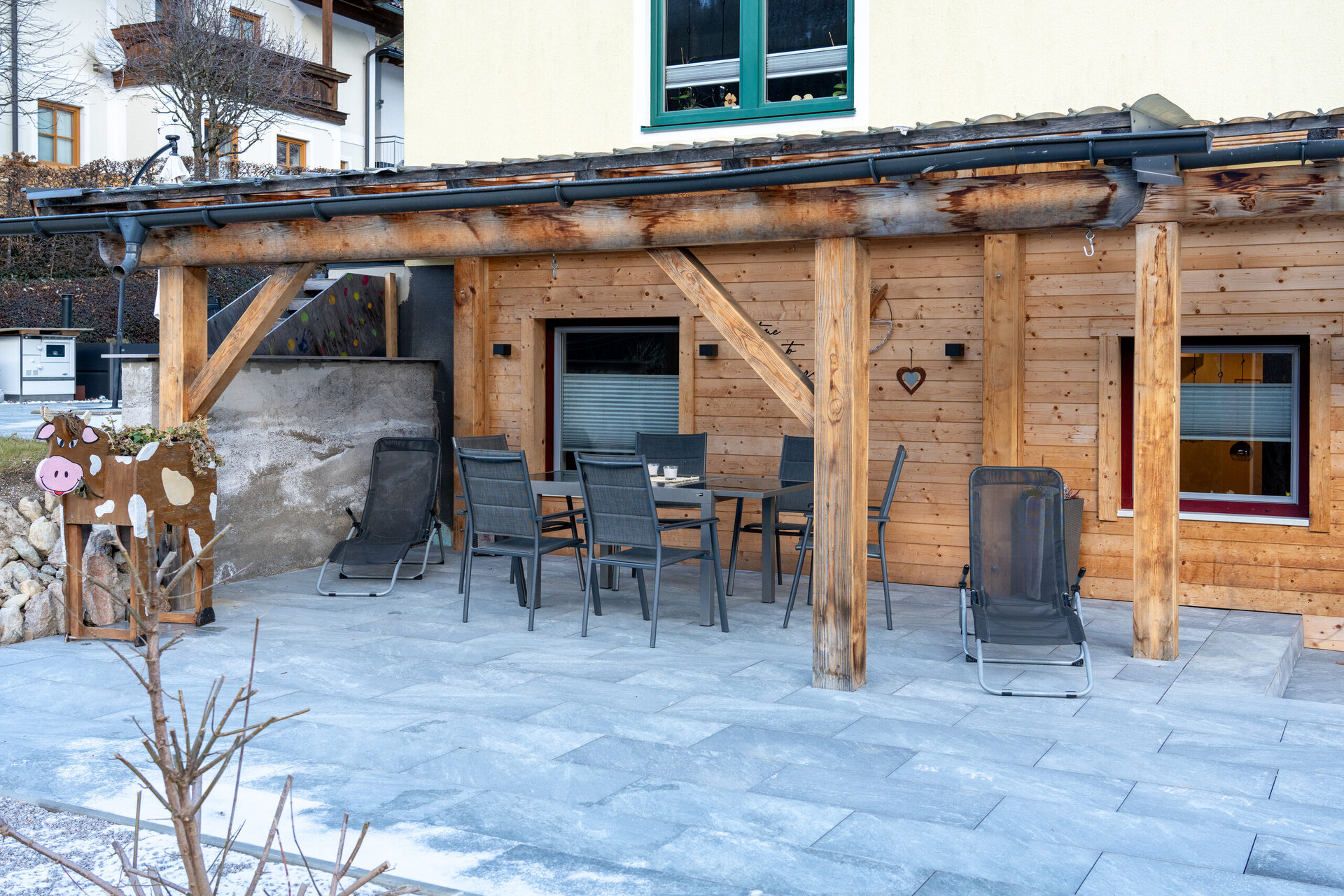 Terrasse mit Essplatz und Relax-Liegen