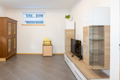 Wohnbereich mit TV und Kinderhochstuhl