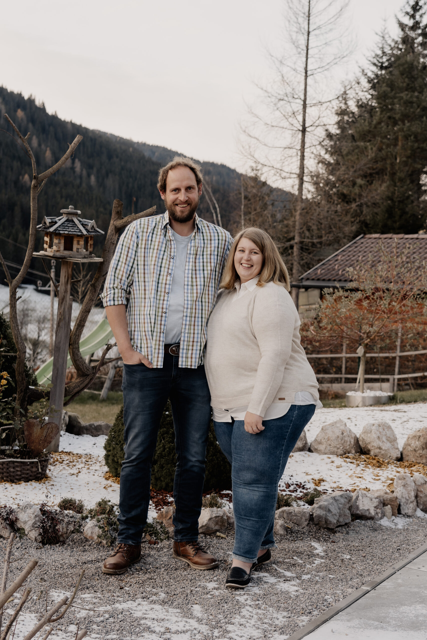 Ihre Gastgeber Jasmin und Christoph im Garten des Haus Rathgeb